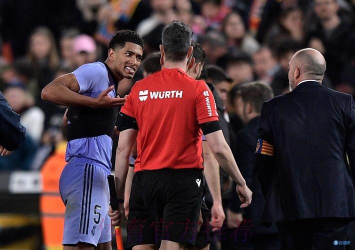 世体：红牌罚下贝林的裁判遭网暴后关闭社媒评论